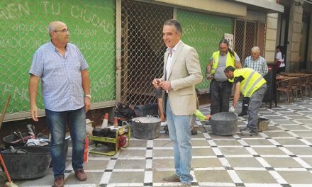El Ayuntamiento pavimenta un tramo de acerado de la calle Pintor Francisco Baños para dotarla de mayor seguridad y accesibilidad
