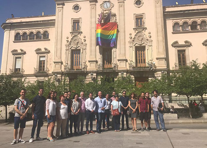 El alcalde muestra su apoyo al colectivo en el Día Internacional del Orgullo LGTBIQ