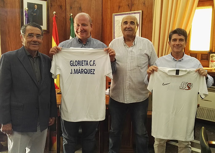 El alcalde en funciones recibe una camiseta con motivo del 50 aniversario de La Glorieta CF
