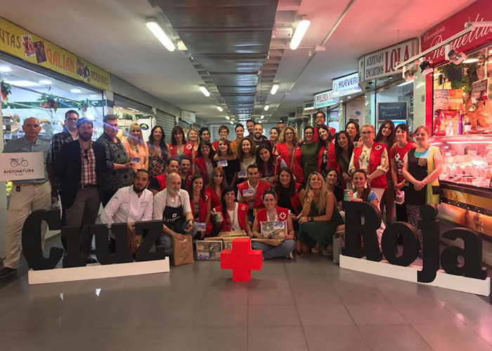 El Ayuntamiento aplaude la alianza entre Cruz Roja y el Mercado de Peñamefécit para promocionar y reconocer la labor social de los voluntarios