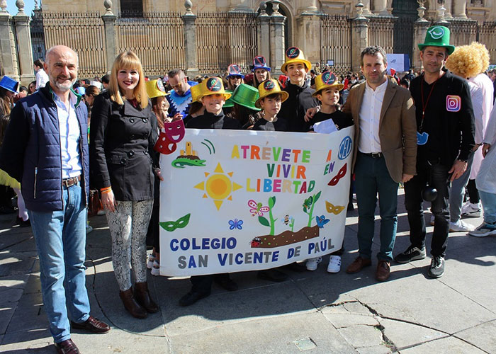 El Pasacalles de Carnaval Escolar que promueve y organiza el Ayuntamiento ha reunido a más de 1.700 niños que han recorrido el centro de la capital