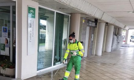 El Ayuntamiento de Jaén aumenta la frecuencia de las labores de limpieza atendiendo de forma especial el entorno de los centros hospitalarios, centros de salud, mercados y supermercados