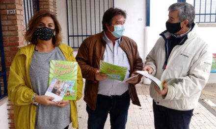 El Ayuntamiento de Martos reparte en centros educativos cuentos y calendarios para concienciar sobre el cuidado y el respeto al medio ambiente