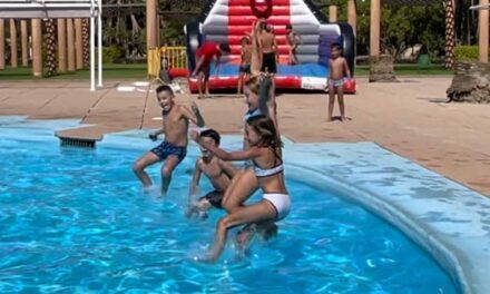 El Ayuntamiento de Jaén brinda una divertida despedida con juegos de agua a los niños y niñas que han participado en las Escuelas Deportivas Municipales en Las Fuentezuelas Volver