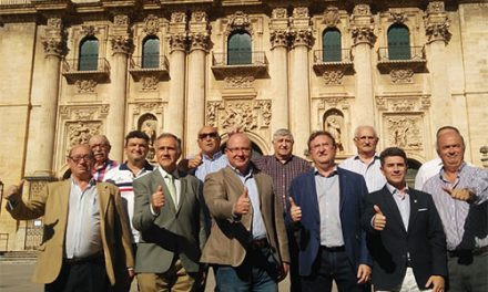 El alcalde anima a los jiennenses a que apoyen al Real Jaén en su ascenso a Segunda B