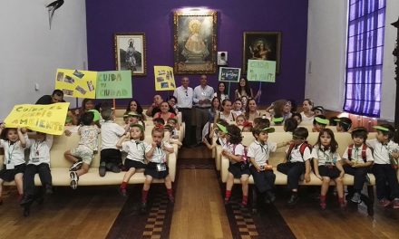 El Ayuntamiento recibe la visita de un grupo de escolares que pide ayuda para cuidar el medio ambiente