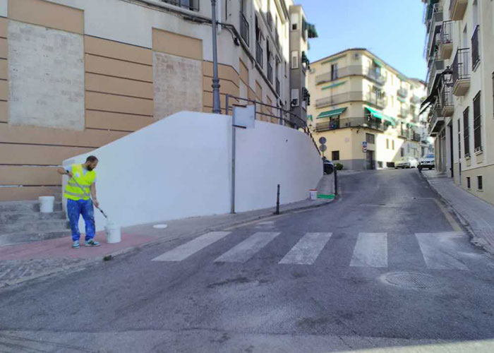 El Ayuntamiento acomete trabajos de pintura en muretes, escalinatas y cantones para el embellecimiento de los barrios