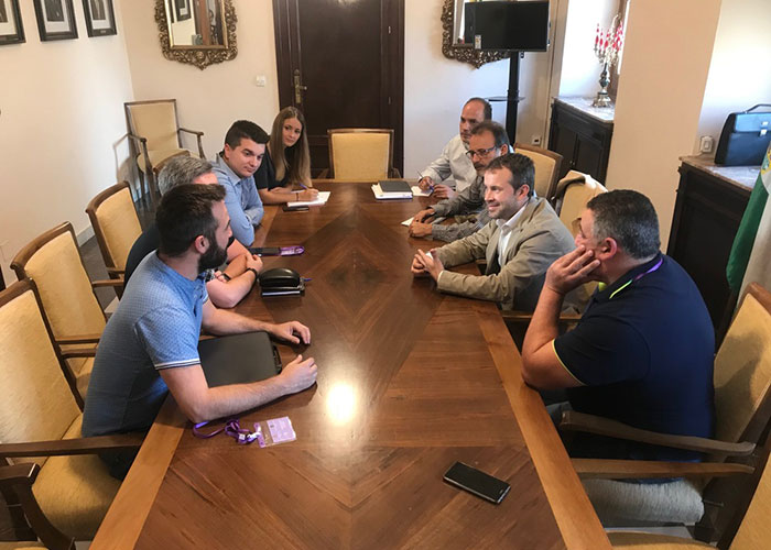 El Ayuntamiento y la gremial del taxi acuerdan mejoras en la logística del transporte de cara a la Feria de San Lucas
