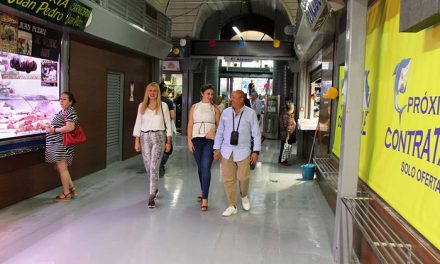 El Ayuntamiento colabora con los empresarios de la plaza de abastos para llevar los desfiles de moda de la Jaén Fashion Week al Mercado de San Francisco