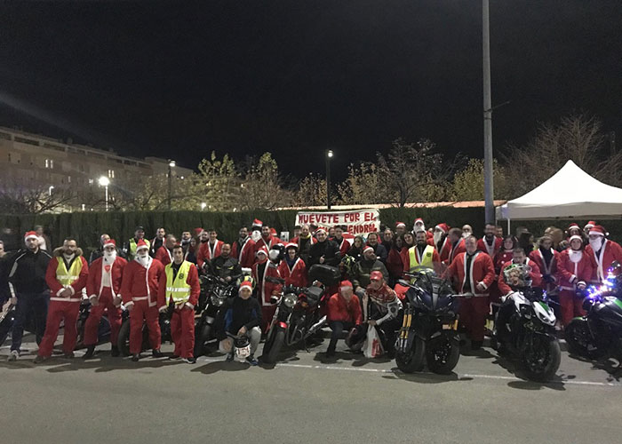 Unas 150 motos y cientos de moteros recogen kilos de solidaridad, alimentos y juguetes en la III Papanoelada Solidaria