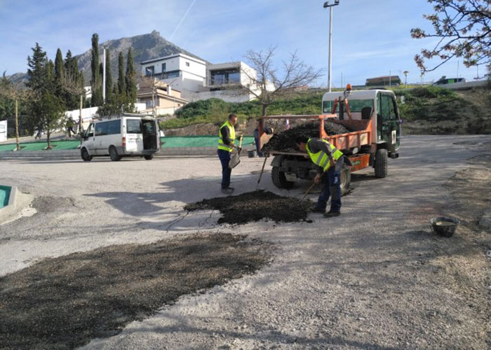 El Ayuntamiento destina 7,5 toneladas de asfalto en frío en la ejecución de un plan de bacheo integral en Martos