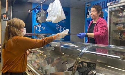La Concejalía de Comercio y Mercados de Jaén reparte mascarillas entre los establecimientos minoristas abiertos al público para reforzar la seguridad de los empleados
