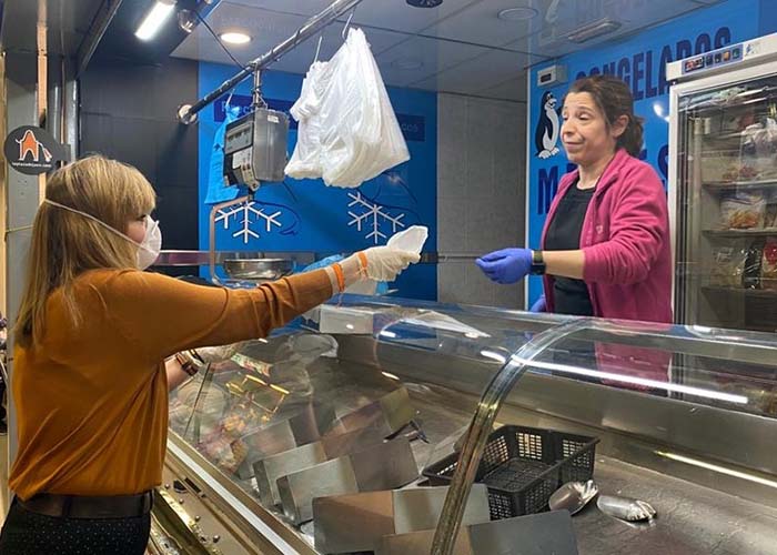 La Concejalía de Comercio y Mercados de Jaén reparte mascarillas entre los establecimientos minoristas abiertos al público para reforzar la seguridad de los empleados