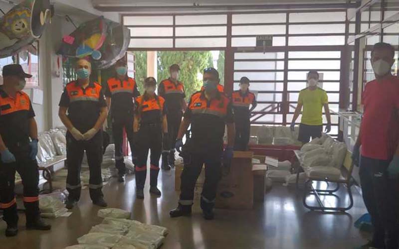 Protección Civil de Jaén reparte entre los escolares sus libros y materiales para poder seguir las clases en casa