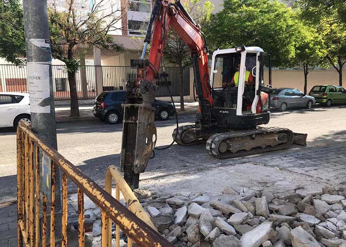 El Ayuntamiento inicia las obras de reparación del acerado en la calle Felipe Oya Rodríguez que causaba afecciones desde hace años a edificios de la zona
