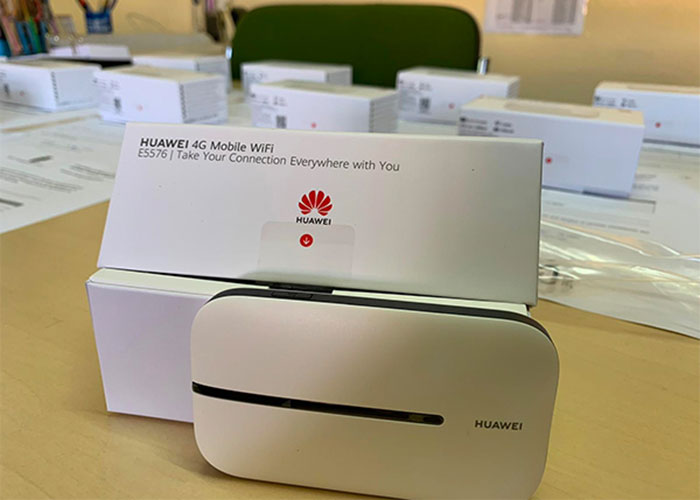 El Ayuntamiento inicia el reparto de una treintena de routers wifi entre escolares de familias vulnerables de Martos