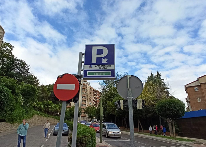 El Ayuntamiento de Jaén abre de nuevo a la rotación mañana y tarde del aparcamiento del Teatro Infanta Leonor al que ya se puede acceder por carretera de Córdoba hacia Millán de Priego