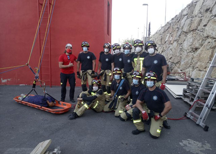 Bomberos participan en un curso de rescate en altura