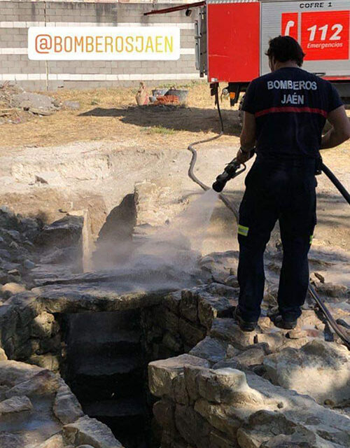 El Patronato Municipal de Cultura y Bomberos colaboran en la puesta en valor del pozo romano de Marroquíes Bajos