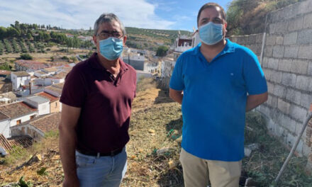 El Ayuntamiento de Martos desarrolla tareas de limpieza y adecuación en el solar de la ladera de la calle Senda