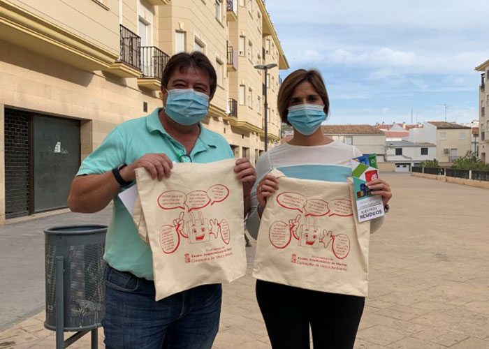 Reparto de bolsas de tela en Martos a favor de la reducción en la generación de residuos
