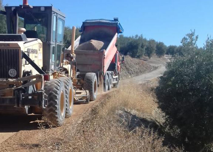 El Ayuntamiento de Martos ha intervenido en lo que va de año en el arreglo y mantenimiento en cerca de 90 kilómetros de caminos rurales