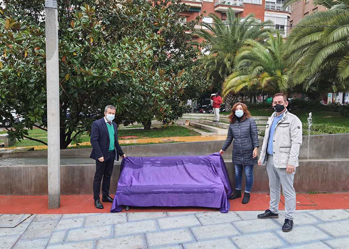 El Ayuntamiento inaugura el Banco por la Igualdad en la Plaza de la Libertad para recordar que hay que luchar contra el machismo desde todos los frentes