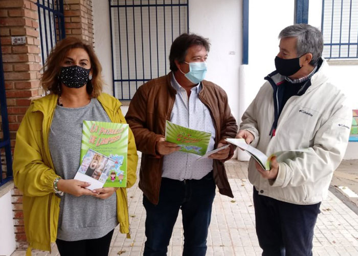 El Ayuntamiento de Martos reparte en centros educativos cuentos y calendarios para concienciar sobre el cuidado y el respeto al medio ambiente