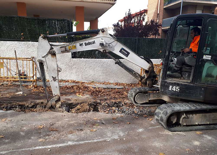 El Ayuntamiento de Jaén comienza la reparación de un hundimiento de la calzada en Sagrado Corazón de Jesús
