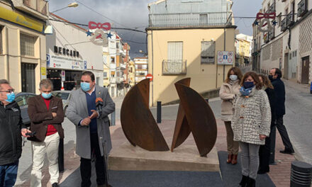 Inaugurada la obra ‘Encuentro’, ganadora de la XVII Bienal de Escultura Peña de Martos, en la plaza del Llanete