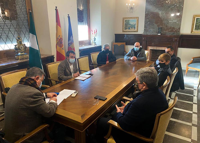 El Ayuntamiento de Jaén pospone hasta después del verano el cobro de la tasa de terrazas y acuerda con Hosturjaén extender la ampliación del espacio de los veladores hasta el 15 de abril