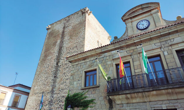 Torre del Homenaje del antiguo castillo de Mengíbar, atalaya bajomedieval a la orilla del Guadalquivir