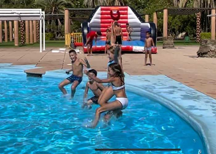 El Ayuntamiento de Jaén brinda una divertida despedida con juegos de agua a los niños y niñas que han participado en las Escuelas Deportivas Municipales en Las Fuentezuelas Volver