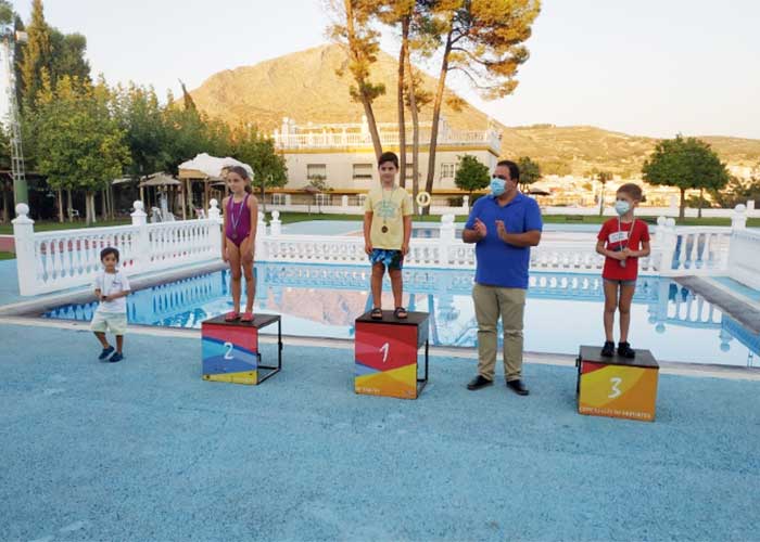 Una treintena de deportistas participa en los Torneos de Verano de Natación