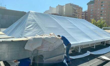 El Ayuntamiento de Jaén culmina la colocación del nuevo toldo en las claraboyas del pasillo central del Mercado de Peñamefécit