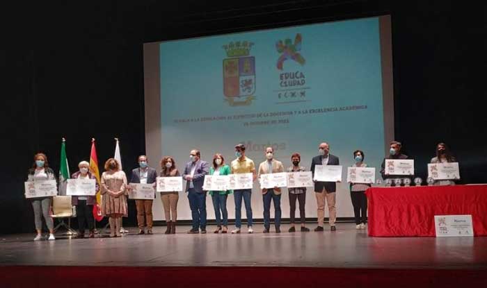 El Ayuntamiento de Martos celebra su tercera gala de reconocimiento a la excelencia académica y al ejercicio de la docencia