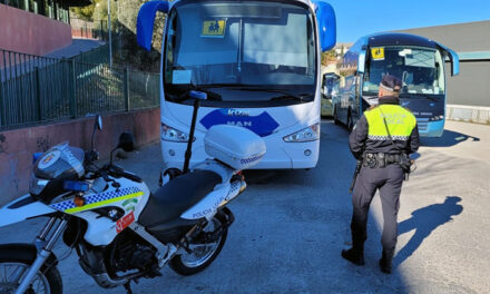 La Policía Local controla a 21 vehículos durante una campaña especial de vigilancia del transporte escolar y de menores