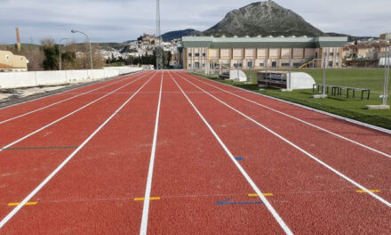 El Ayuntamiento de Martos continúa mejorando las instalaciones deportivas y abre la licitación para la contratación de suministro e instalación de una red parabalones en la pista de atletismo