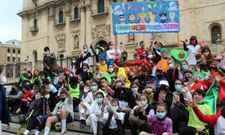 El Pasacalles del Carnaval Escolar promovido por el Ayuntamiento de Jaén reúne a más de un millar de niños y niñas tras dos años de parón por la pandemia